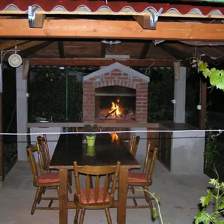 - Donja 15999b Apartman *