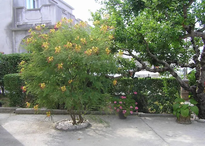 - Donja 15999b Apartman *